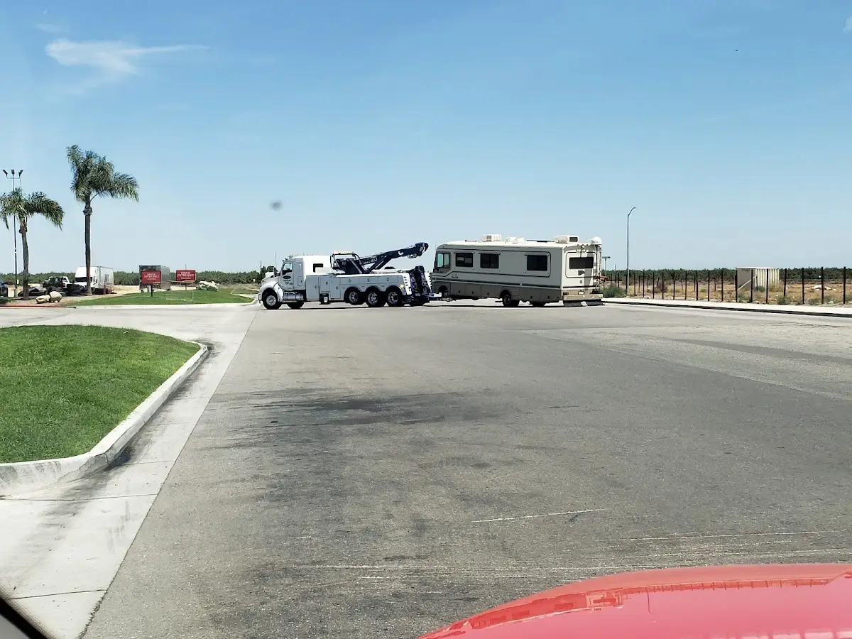 Foto del servicio de asistencia Golden Empire Towing - Cars, Heavy Duty Tow & Recovery