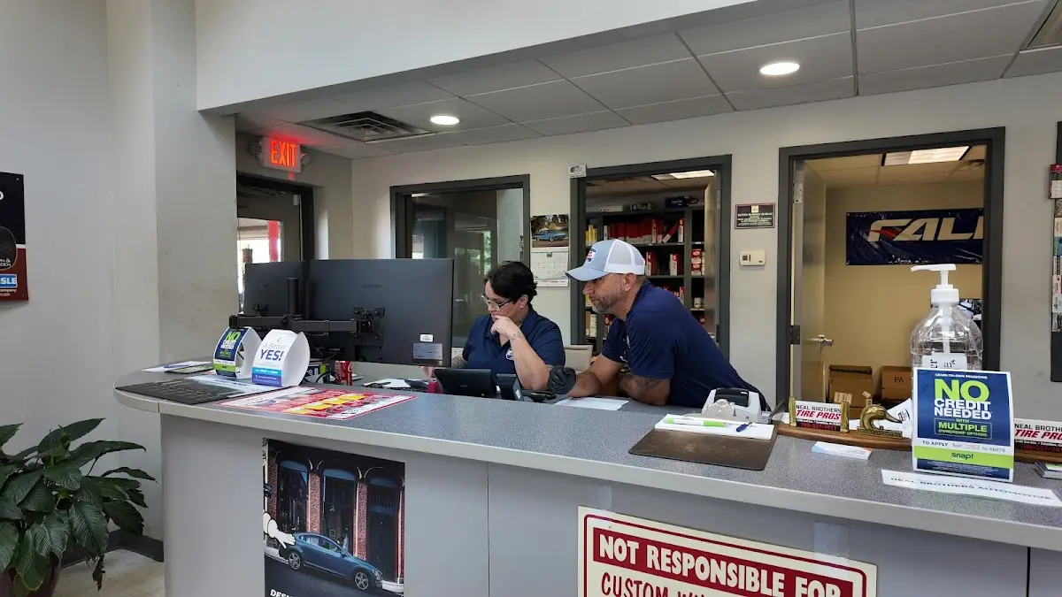 Foto del servicio de asistencia Neal Brothers Tire & Automotive - a Main Street Auto shop