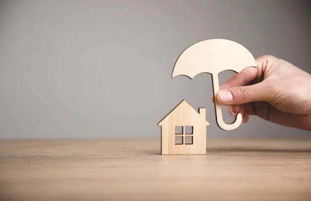 Logo de la compañía de seguros M & F Insurance