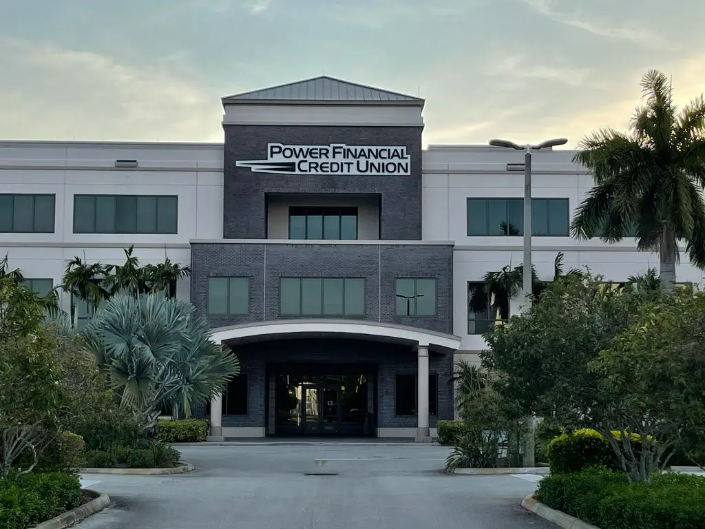 Logo de la compañía de seguros Mendez & Associates Insurance