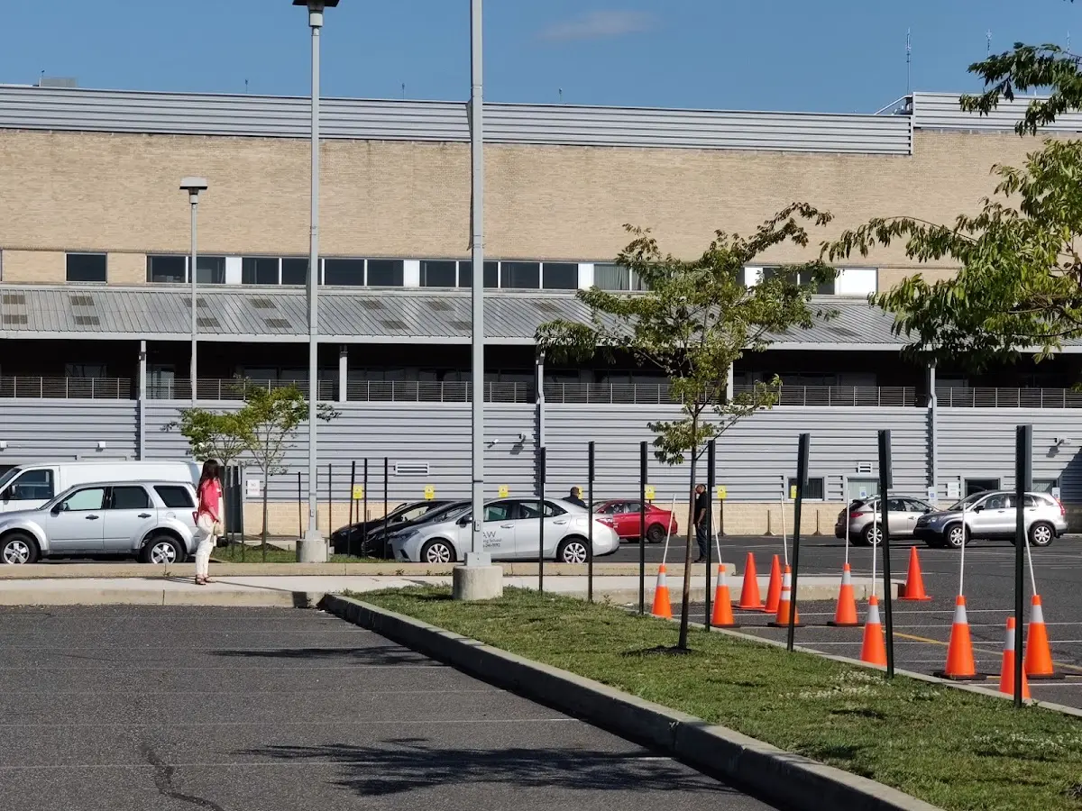 Foto de la escuela de manejo AW Driving School & Testing Center