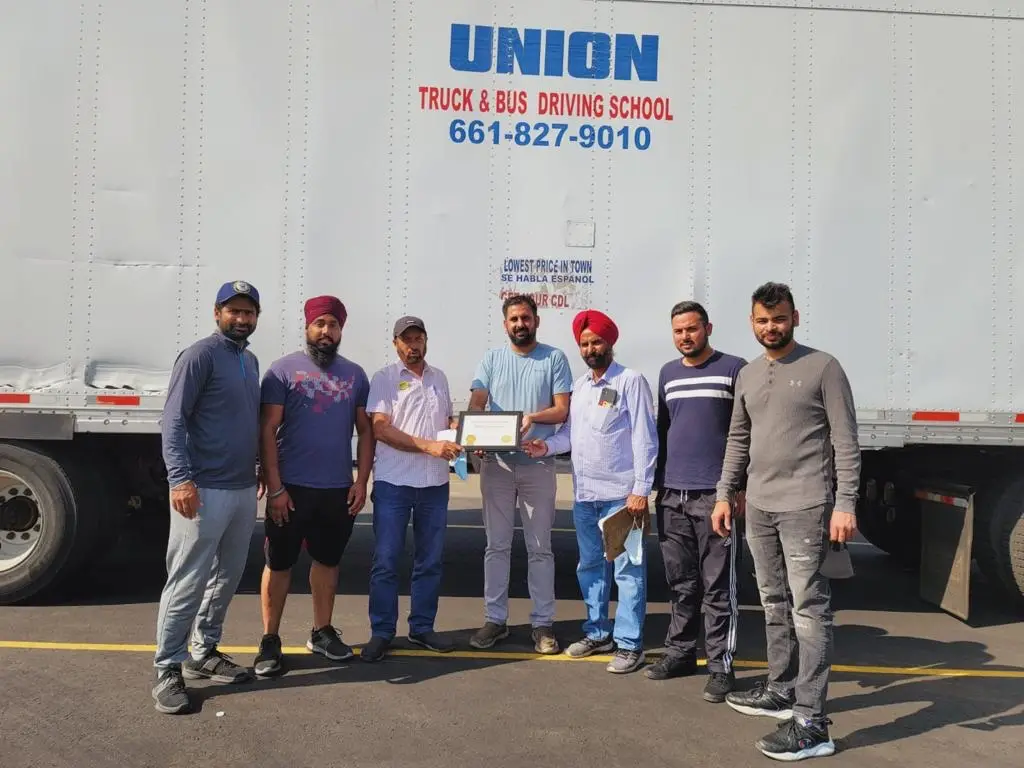 Foto de la escuela de manejo Dasmesh Truck Driving School