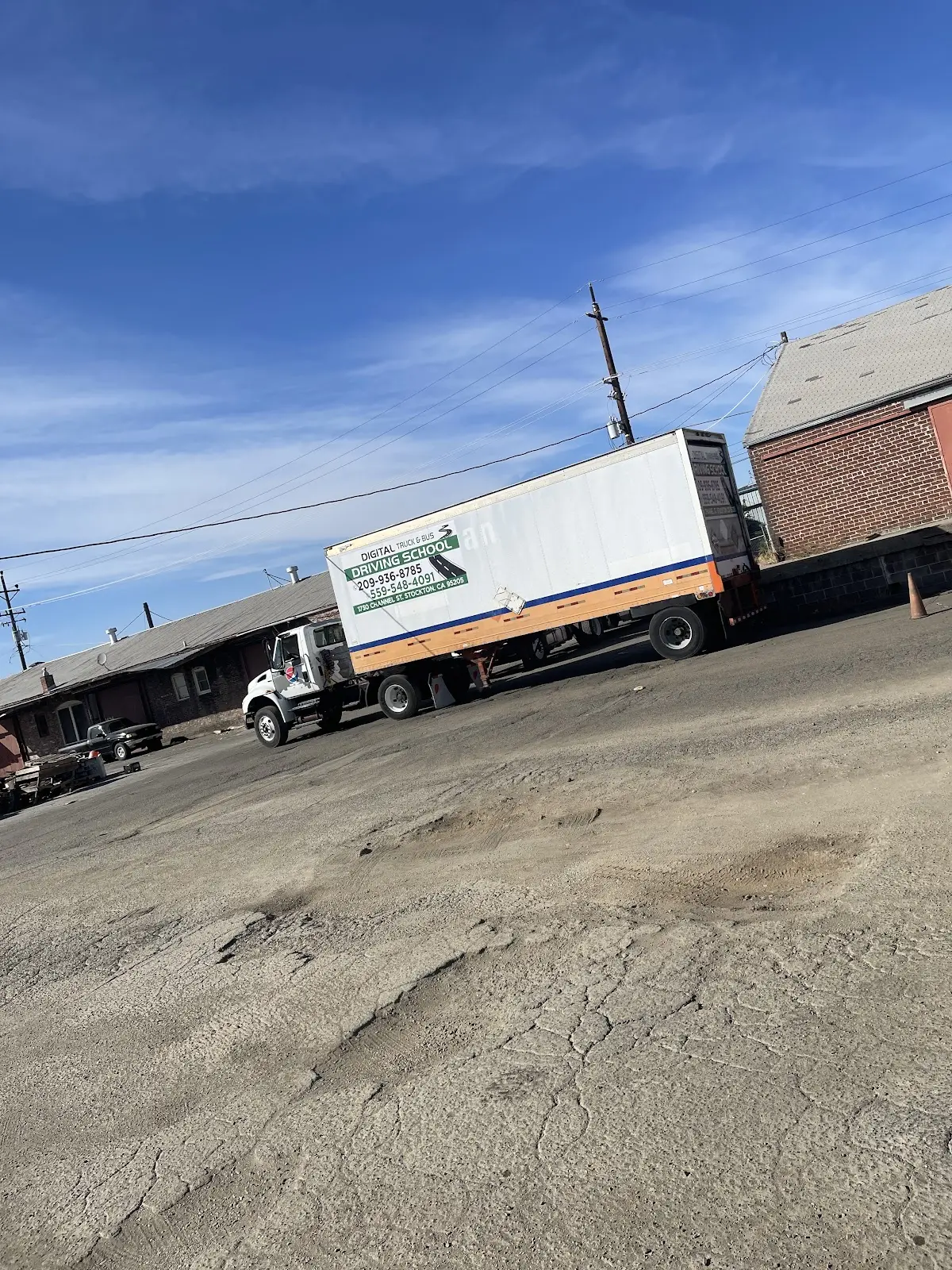 Foto de la escuela de manejo Digital Truck And Bus Driving School