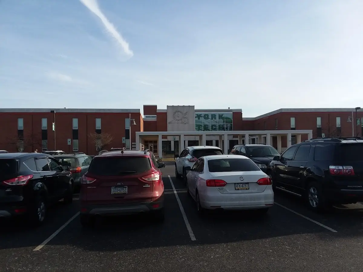 Foto de la escuela de manejo The Adult and Continuing Education Center at YCST